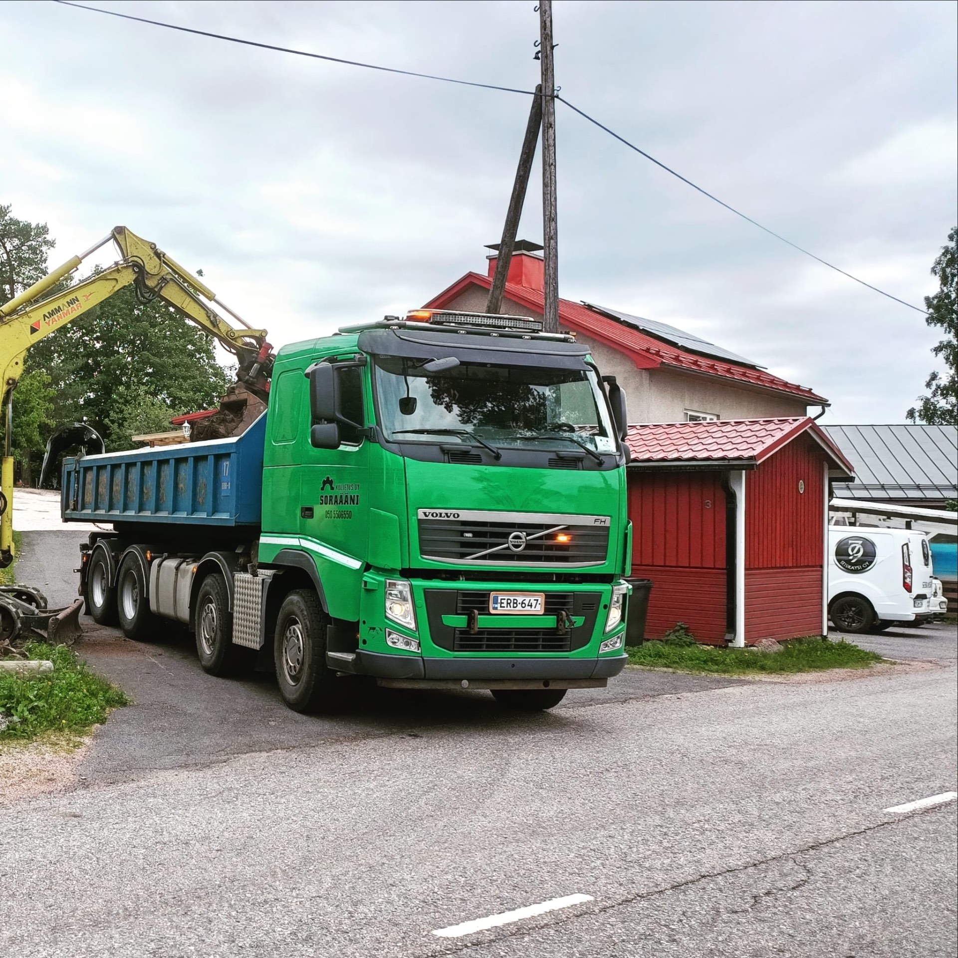 Soraäänioy:n vihreä Volvo FH maansiirtoauto kuormassa